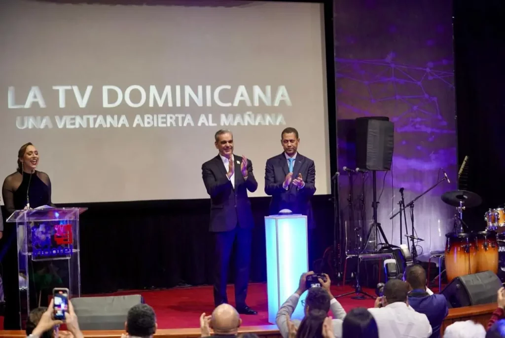 presidente de la república , Luis Abinader y el presidente del consejo directivo del INDOTEL, Guido Gómez Mazara